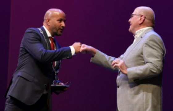 Foto van burgemeester Marcouch met Ton Wiggers. Foto: Hans Gerritsen