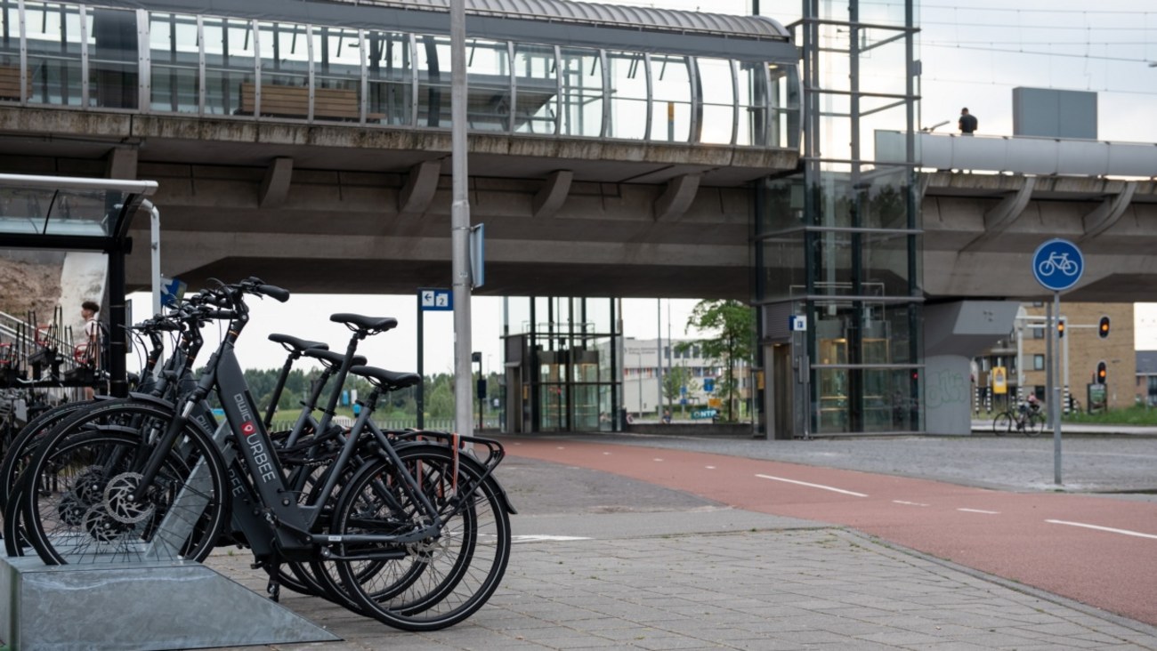 Foto van station Presikhaaf met huurfietsen.