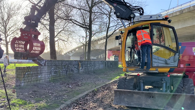 Met de sloop van enkele muren en het verplaatsen van twee bomen gaat de renovatie van de Blauwe Golven en omgeving nu echt van start.