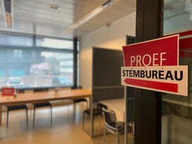 Het proefstembureau op het stadhuis in Arnhem.