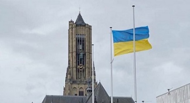 De Oekraïnse vlag bij het stadhuis