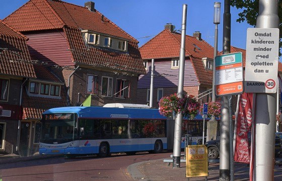 Foto van een straat met bus in Geitenkamp.