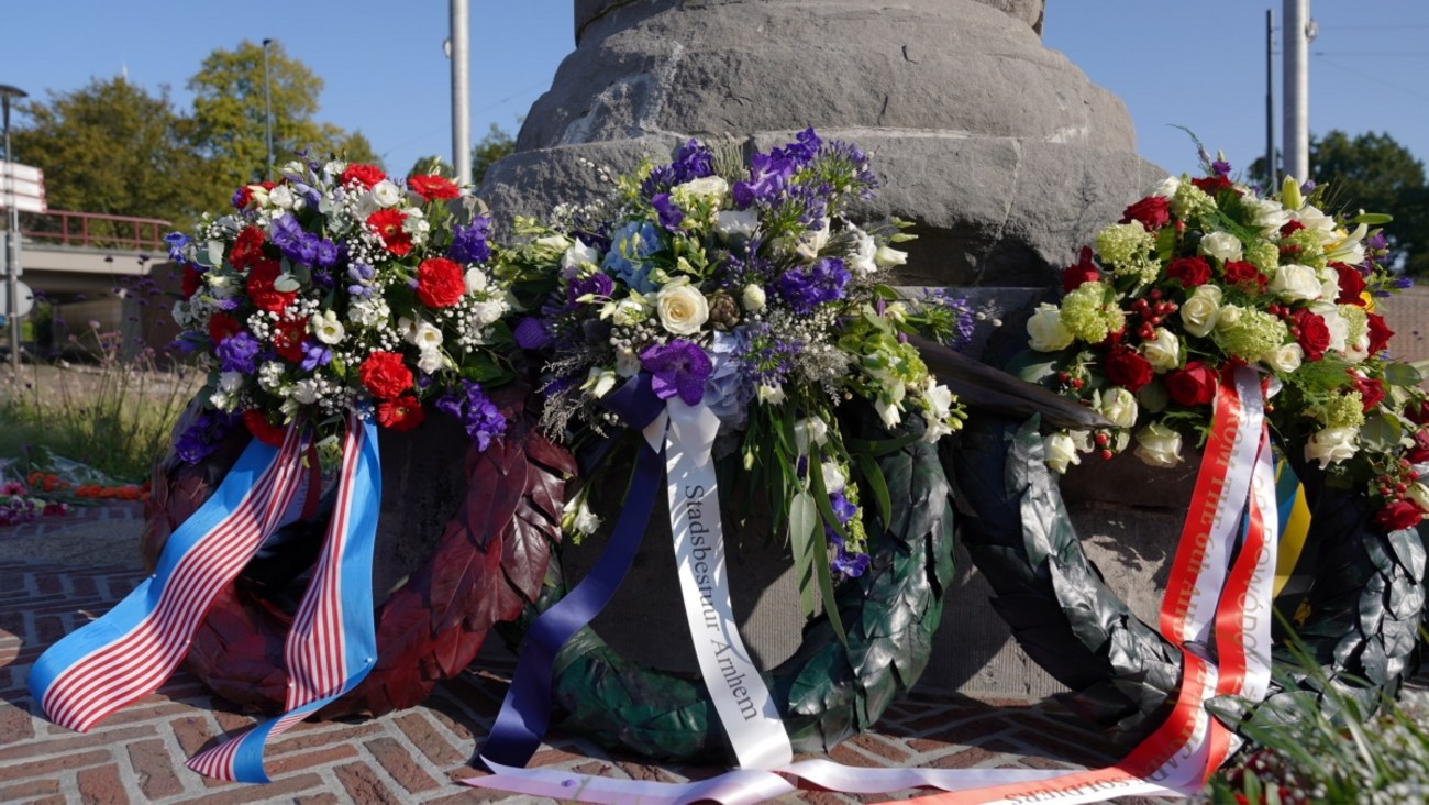 Foto van herdenkingskransen bij het monument in de Berenkuil.