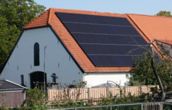 foto van een boerderij met zonnepanelen