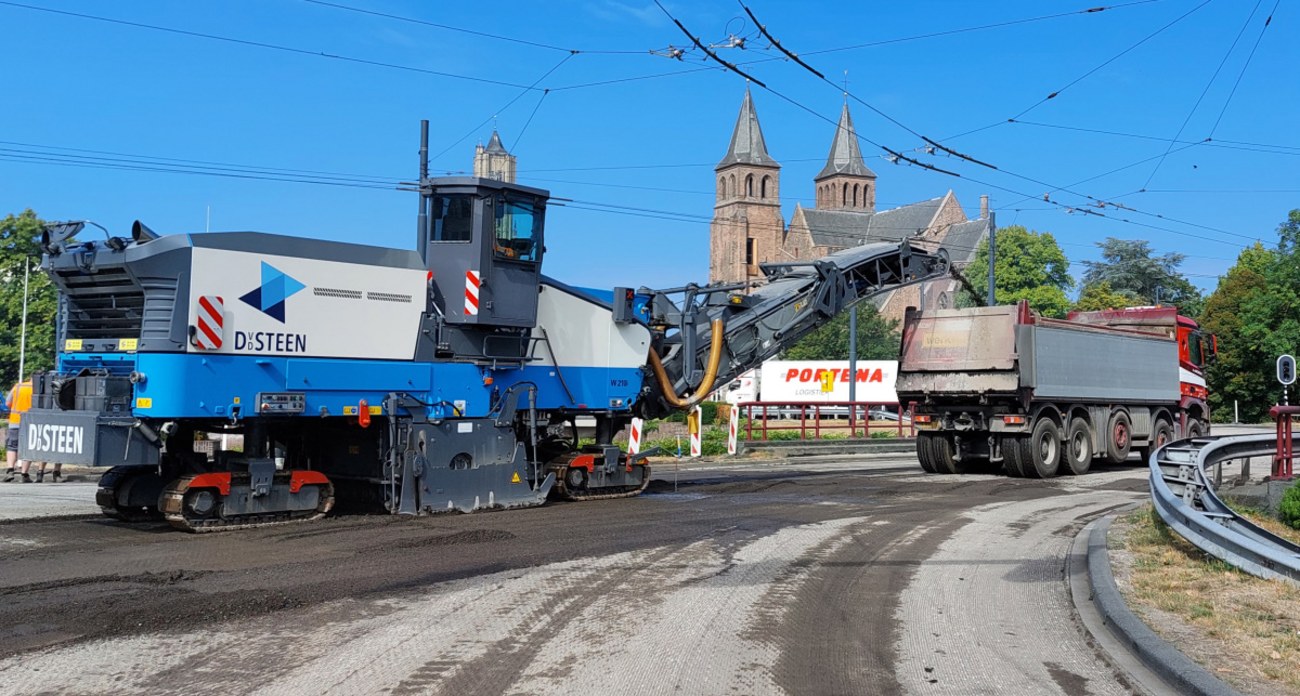 Foto van werkvoertuigen op het Airborneplein.