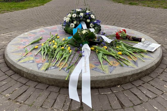 Foto van bloemen en kransen op het monument Kring der Herinnering