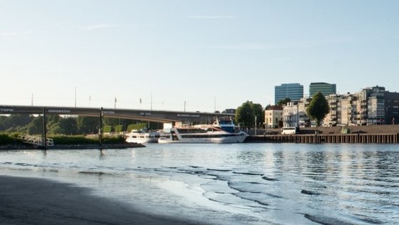 Foto van de boot die vluchtelingen opvangt.