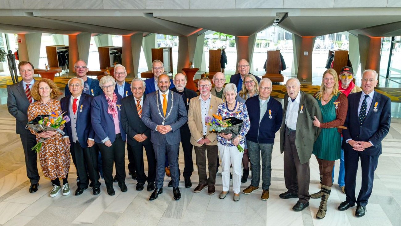 Groepsfoto van alle onderscheiden Arnhemmers van 2022 met de burgemeester