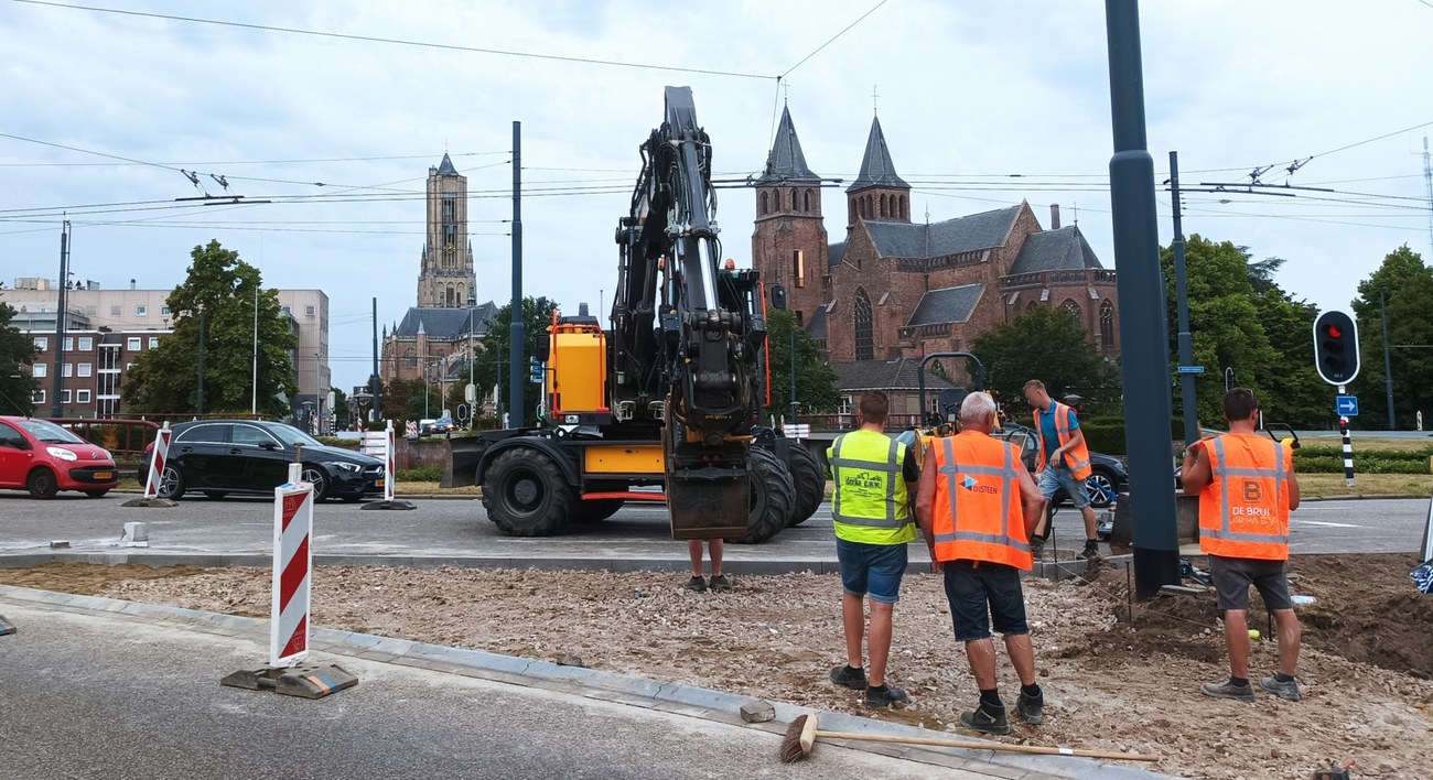 Foto van wegwerkers op het Airbornplein.