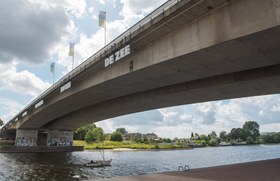 Nelson Mandelabrug met Rijnkade