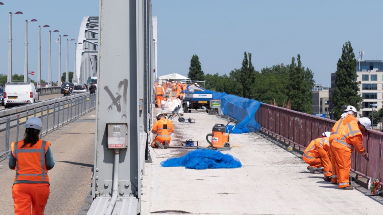 Foto van wegwerkers op de John Frostbrug.