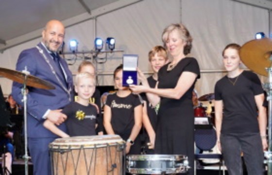 Foto van Marcouch met leden van de West Arnhemsche Muziekvereeniging.